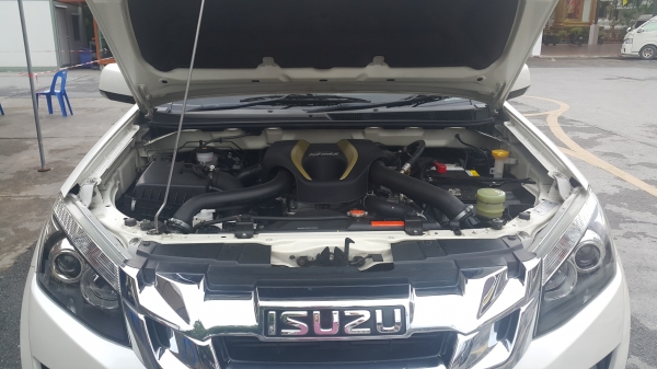 ขายรถกระบะ 4 ประตู ISUZU เกียร์ธรรมดา สีขาว สภาพดีมาก