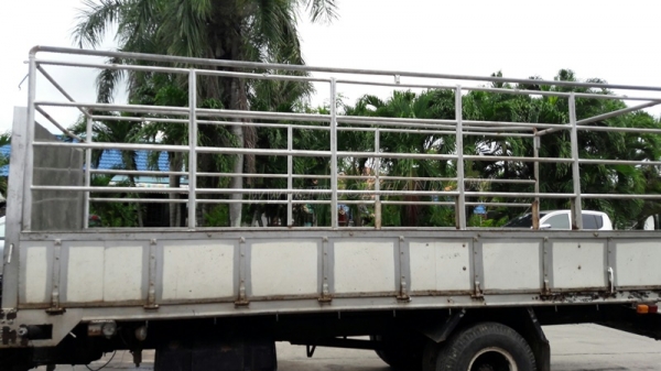 6 ล้อ HINO กระบะรั้วเหล็กพื้นเป็นสแตนเลส  รุ่น KM779   117 แรงม้า กระบะยาว 5.40 เมตร