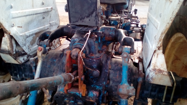 ขายรถไถFORD รุ่น6610 เสื้อลาย  สวยเดิมพร้อมใช้งานเอกสารเล่มทะเบียน