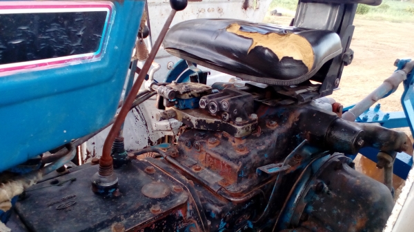 ขายรถไถFORD รุ่น6610 เสื้อลาย  สวยเดิมพร้อมใช้งานเอกสารเล่มทะเบียน