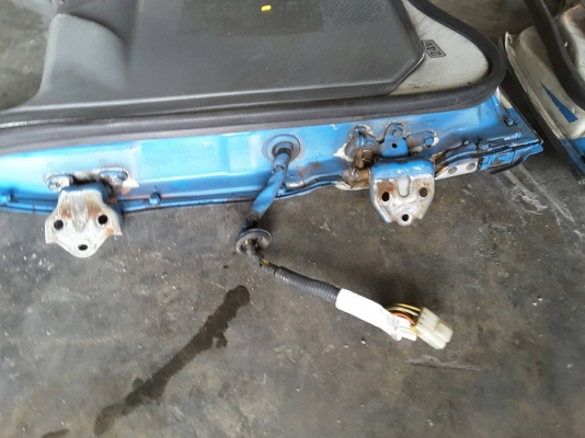 ขายประตูรถสี่กลางเก่าญี่ปุ่นตามสภาพนอกราคาคู่ละ9000บาท