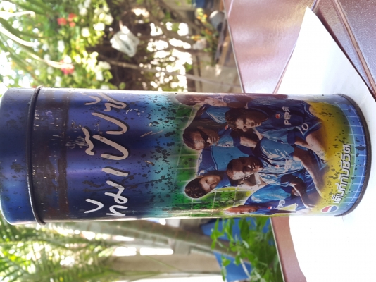 กระป๋องเป็ปซี่ งานสังกะสี ฟุตบอลโลก 2002 งานเก่า 10 กว่าปี สูง 12 นิ้ว เหมาะสะสม มีใบเดียว 100 -