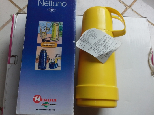 กระติกน้ำของใหม่ยี่ห้อ Nettuno ระบบสุญญากาศเก็บความร้อน - เย็น ขนาด 0.5 ลิตร ตัวกระติกเป็นสีเหลือง มีฝาที่ใช้เป็นแก้วได้