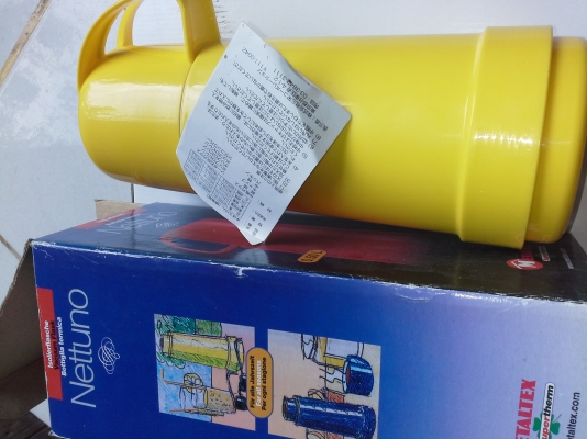 กระติกน้ำของใหม่ยี่ห้อ Nettuno ระบบสุญญากาศเก็บความร้อน - เย็น ขนาด 0.5 ลิตร ตัวกระติกเป็นสีเหลือง มีฝาที่ใช้เป็นแก้วได้
