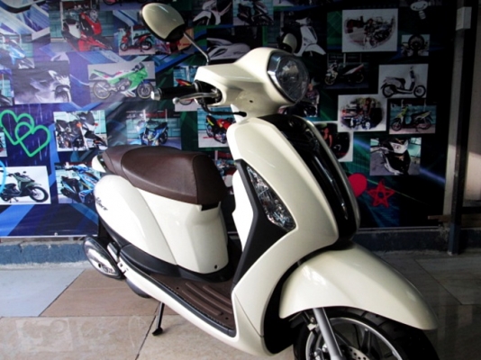 Grand filano 125 cc.สีขาว พิมนิยม ยูบ็อกใหญ่ใส่ของจุใจ ช่องเติมน้ำมันด้านหน้าสะดวกไม่ต้องลงจากเบาะ  แถม 3 รายการ 38900