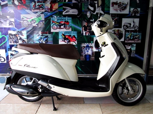 Grand filano 125 cc.สีขาว พิมนิยม ยูบ็อกใหญ่ใส่ของจุใจ ช่องเติมน้ำมันด้านหน้าสะดวกไม่ต้องลงจากเบาะ  แถม 3 รายการ 38900