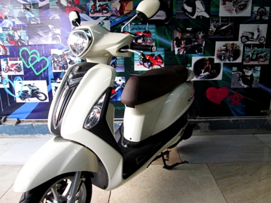 Grand filano 125 cc.สีขาว พิมนิยม ยูบ็อกใหญ่ใส่ของจุใจ ช่องเติมน้ำมันด้านหน้าสะดวกไม่ต้องลงจากเบาะ  แถม 3 รายการ 38900