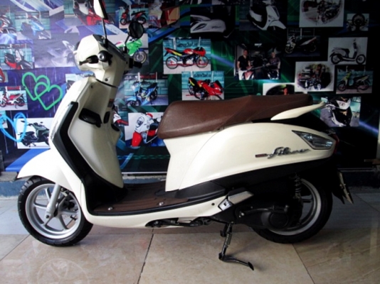 Grand filano 125 cc.สีขาว พิมนิยม ยูบ็อกใหญ่ใส่ของจุใจ ช่องเติมน้ำมันด้านหน้าสะดวกไม่ต้องลงจากเบาะ  แถม 3 รายการ 38900