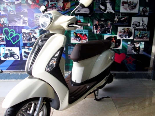 Grand filano 125 cc.สีขาว พิมนิยม ยูบ็อกใหญ่ใส่ของจุใจ ช่องเติมน้ำมันด้านหน้าสะดวกไม่ต้องลงจากเบาะ  แถม 3 รายการ 38900