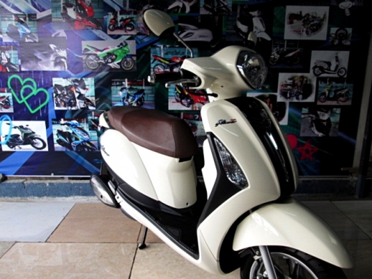 Grand filano 125 cc.สีขาว พิมนิยม ยูบ็อกใหญ่ใส่ของจุใจ ช่องเติมน้ำมันด้านหน้าสะดวกไม่ต้องลงจากเบาะ  แถม 3 รายการ 38900