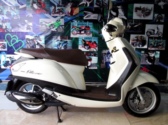 Grand filano 125 cc.สีขาว พิมนิยม ยูบ็อกใหญ่ใส่ของจุใจ ช่องเติมน้ำมันด้านหน้าสะดวกไม่ต้องลงจากเบาะ  แถม 3 รายการ 38900