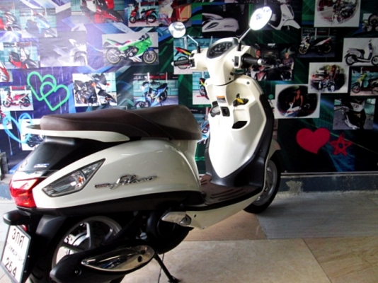 Grand filano 125 cc.สีขาว พิมนิยม ยูบ็อกใหญ่ใส่ของจุใจ ช่องเติมน้ำมันด้านหน้าสะดวกไม่ต้องลงจากเบาะ  แถม 3 รายการ 38900