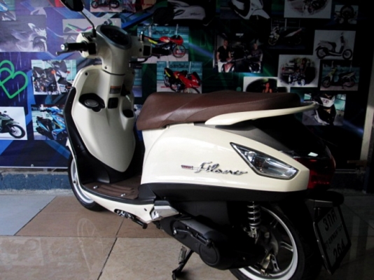 Grand filano 125 cc.สีขาว พิมนิยม ยูบ็อกใหญ่ใส่ของจุใจ ช่องเติมน้ำมันด้านหน้าสะดวกไม่ต้องลงจากเบาะ  แถม 3 รายการ 38900