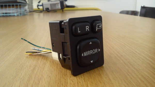 สวิตช์ปรับกระจกมองข้าง TOYOTA แบบมีปุ่มพับ ทรงสี่เหลี่ยม ตัวหนังสือชัดๆ สภาพสวย สวิตช์ปรับกระจกมองข้าง TOYOTA แบบมีปุ่มพับ ทรงสี่เหลี่ยม ตัวหนังสือชัดๆ สภาพสวย