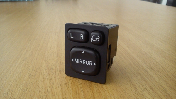 สวิตช์ปรับกระจกมองข้าง TOYOTA แบบมีปุ่มพับ ทรงสี่เหลี่ยม ตัวหนังสือชัดๆ สภาพสวย