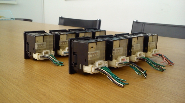 สวิตช์ปรับกระจกมองข้าง TOYOTA แบบมีปุ่มพับ ทรงสี่เหลี่ยม ตัวหนังสือชัดๆ สภาพสวย สวิตช์ปรับกระจกมองข้าง TOYOTA แบบมีปุ่มพับ ทรงสี่เหลี่ยม ตัวหนังสือชัดๆ สภาพสวย