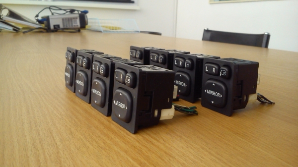 สวิตช์ปรับกระจกมองข้าง TOYOTA แบบมีปุ่มพับ ทรงสี่เหลี่ยม ตัวหนังสือชัดๆ สภาพสวย สวิตช์ปรับกระจกมองข้าง TOYOTA แบบมีปุ่มพับ ทรงสี่เหลี่ยม ตัวหนังสือชัดๆ สภาพสวย