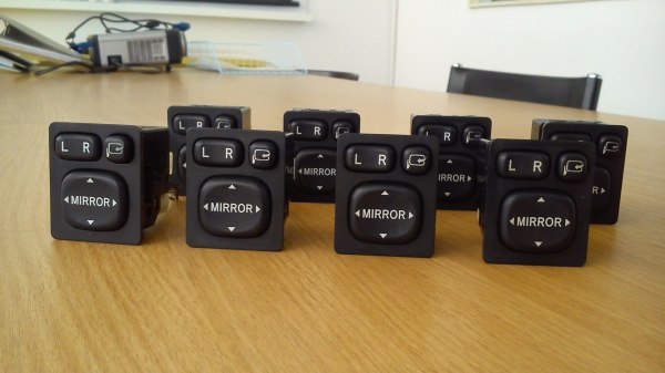 สวิตช์ปรับกระจกมองข้าง TOYOTA แบบมีปุ่มพับ ทรงสี่เหลี่ยม ตัวหนังสือชัดๆ สภาพสวย สวิตช์ปรับกระจกมองข้าง TOYOTA แบบมีปุ่มพับ ทรงสี่เหลี่ยม ตัวหนังสือชัดๆ สภาพสวย