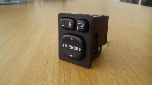 สวิตช์ปรับกระจกมองข้าง TOYOTA แบบมีปุ่มพับ ทรงสี่เหลี่ยม ตัวหนังสือชัดๆ สภาพสวย สวิตช์ปรับกระจกมองข้าง TOYOTA แบบมีปุ่มพับ ทรงสี่เหลี่ยม ตัวหนังสือชัดๆ สภาพสวย