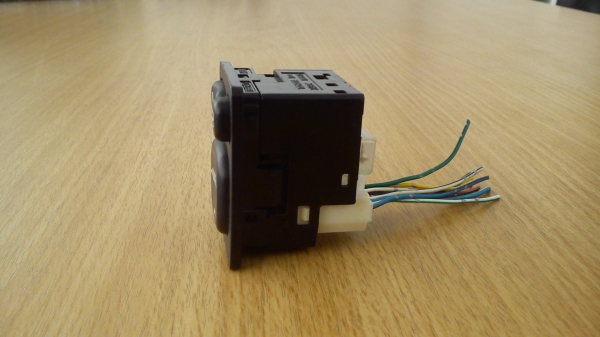 สวิตช์ปรับกระจกมองข้าง TOYOTA แบบมีปุ่มพับ ทรงสี่เหลี่ยม ตัวหนังสือชัดๆ สภาพสวย สวิตช์ปรับกระจกมองข้าง TOYOTA แบบมีปุ่มพับ ทรงสี่เหลี่ยม ตัวหนังสือชัดๆ สภาพสวย