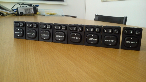 สวิตช์ปรับกระจกมองข้าง TOYOTA แบบมีปุ่มพับ ทรงสี่เหลี่ยม ตัวหนังสือชัดๆ สภาพสวย สวิตช์ปรับกระจกมองข้าง TOYOTA แบบมีปุ่มพับ ทรงสี่เหลี่ยม ตัวหนังสือชัดๆ สภาพสวย