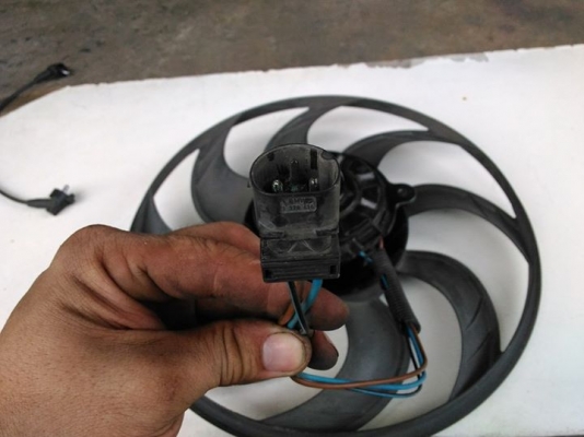 พัดลมหน้าBMW 318I E36 สภาพดี ฿1,000 อยู่ดอนเมือง TEL0890671028 IDline0890671028