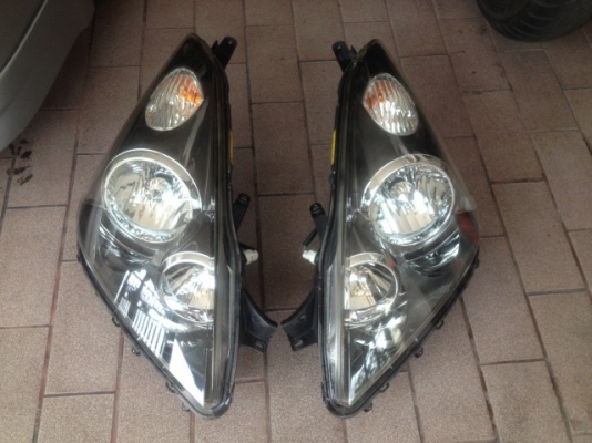 ไฟหน้าซีน่อน TOYOTA WISH เก่าญี่ปุ่นเเท้สภาพสวยคู่ละ