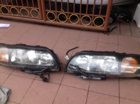 ไฟหน้า VOLVO V70 S60 S80 มีที่ปัดน้ำฝนเก่าญี่ปุ่นเเท้สภาพสวยใสๆคู่ละ ไฟหน้า VOLVO V70 S60 S80 มีที่ปัดน้ำฝนเก่าญี่ปุ่นเเท้สภาพสวยใสๆคู่ละ