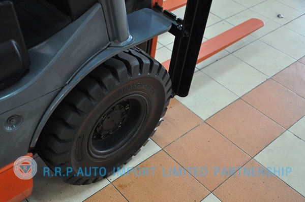 ขายรถโฟล์คลิฟท์มือสอง TOYOTA รุ่น 8FGL15-33042 255,500 บาท นำเข้าจากประเทศญี่ปุ่น 100\% ไม่เคยใช้งานในไทย