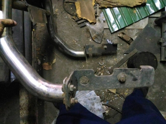 กันชนแสตนเลสด้านหน้าใส่ฟอร์ดเรนเจอร์หรือมาด้าไฟเตอร์ปี2000  500บาท อยู่ดอนเมือง TEL0890671028 IDline0890671028