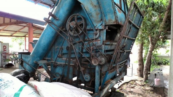 ขายตู้สีข้าว 5 ฟุตพร้อมใช้ราคาถุก 95000  บาท  เครืองอิซุซุ 100  แรงดีไม่มีตำนิ ต้องการขายด่วน