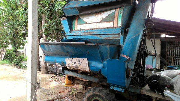 ขายตู้สีข้าว 5 ฟุตพร้อมใช้ราคาถุก 95000  บาท  เครืองอิซุซุ 100  แรงดีไม่มีตำนิ ต้องการขายด่วน