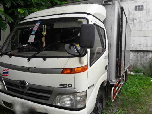 รถฮีโน่ 6 ล้อ ( ทูโถ้ ) ตู้แห้ง  136 แรงม้า. ปี 50.    สนใจติดต่อ  081 - 6079515