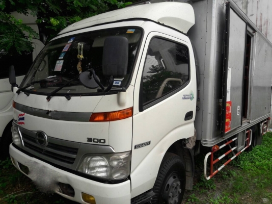 รถฮีโน่ 6 ล้อ ( ทูโถ้ ) ตู้แห้ง  136 แรงม้า. ปี 50.    สนใจติดต่อ  081 - 6079515