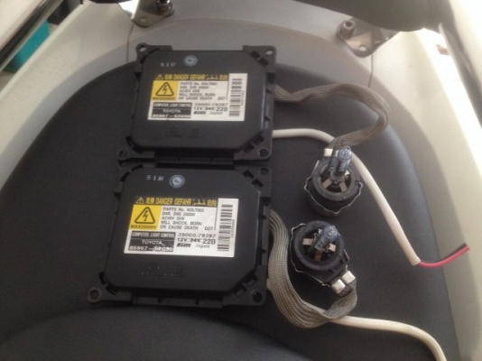 ไฟซี่น่อน TOYOTA หลอด D4R  ใส่ คัมรี่ 08 เก่าญี่ปุ่นเเท้สภาพดีทั้งชุดพร้อมหลอด