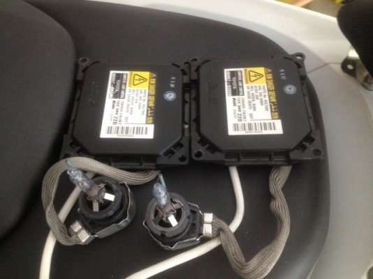 ไฟซี่น่อน TOYOTA หลอด D4R ใส่ คัมรี่ 08 เก่าญี่ปุ่นเเท้สภาพดีทั้งชุดพร้อมหลอด ไฟซี่น่อน TOYOTA หลอด D4R ใส่ คัมรี่ 08 เก่าญี่ปุ่นเเท้สภาพดีทั้งชุดพร้อมหลอด