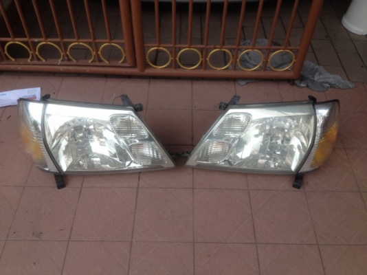 ไฟหน้าพร้อมไฟมุม TOYOTA GRANVIA เก่าญี่ปุ่นเเท้สภาพดีไม่มีเเตกหัก คู่ละ