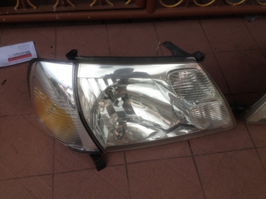 ไฟหน้าพร้อมไฟมุม TOYOTA GRANVIA เก่าญี่ปุ่นเเท้สภาพดีไม่มีเเตกหัก คู่ละ ไฟหน้าพร้อมไฟมุม TOYOTA GRANVIA เก่าญี่ปุ่นเเท้สภาพดีไม่มีเเตกหัก คู่ละ