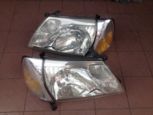 ไฟหน้าพร้อมไฟมุม TOYOTA GRANVIA เก่าญี่ปุ่นเเท้สภาพดีไม่มีเเตกหัก คู่ละ ไฟหน้าพร้อมไฟมุม TOYOTA GRANVIA เก่าญี่ปุ่นเเท้สภาพดีไม่มีเเตกหัก คู่ละ