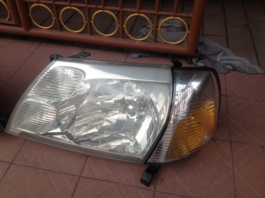 ไฟหน้าพร้อมไฟมุม TOYOTA GRANVIA เก่าญี่ปุ่นเเท้สภาพดีไม่มีเเตกหัก คู่ละ ไฟหน้าพร้อมไฟมุม TOYOTA GRANVIA เก่าญี่ปุ่นเเท้สภาพดีไม่มีเเตกหัก คู่ละ