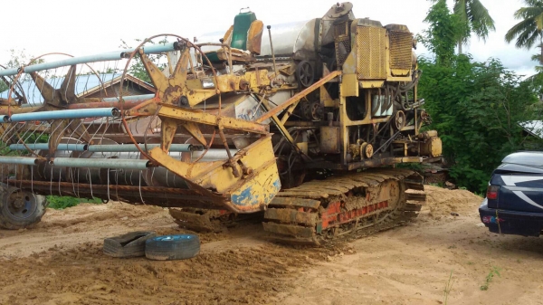 ขายถูกๆ 100.000บาท รถเกี่ยวไทยเส็งรองกระสอบ เครื่องดีปั้มแรงขับได้ปรกติ Isuzu. 6BG. 175แรง