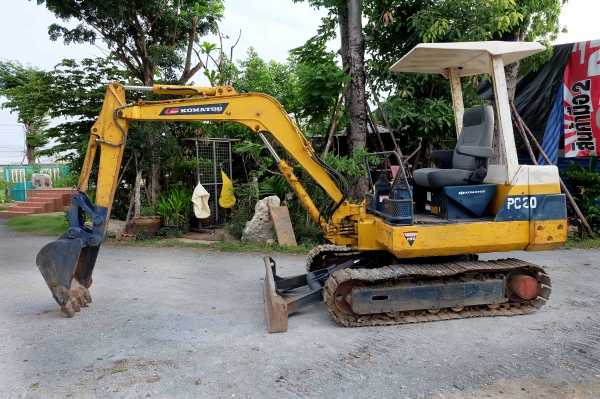 ขายรถแบคโฮ KOMATSU PC20-6 นำเข้าจากญี่ปุ่น ไม่เคยใช้งานในไทย ติดต่อ 086-775-7900 086-324-1992