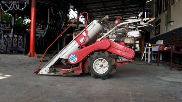 รถเกี่ยวข้าวเดินตามแบบมัดข้าวในตัว KUBOTA  รุ่น  HE306A เก่าญี่ปุ่น