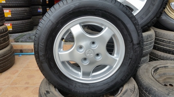ขายล้อ Mitsubishi ขอบ13 4รู100 พร้อมยาง   4 ล้อ