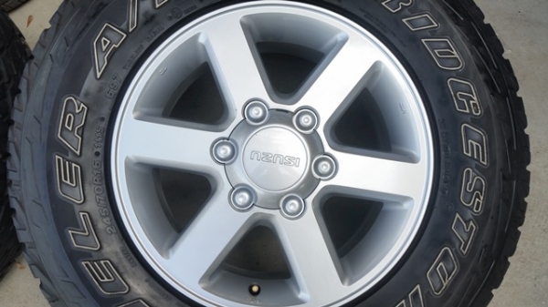 ขายล้อISUZU GOLD 16 ยาง245/70/16 ปี12 4 ล้อ ขายล้อISUZU GOLD 16 ยาง245/70/16 ปี12 4 ล้อ