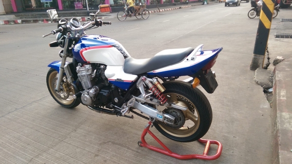 ขายคับ HONDA CB1300 ปี2002 เครื่องขาว สีสวย คอท่อแต่งไทเทเนียม แฮนด์แต่ง กันล้ม อินวอยส์ สรรพสามิตร ราคา 99500 บาท ส่งได้ทั่วไทยคับ สนใจติดต่อ 081-0578282 FACEBOOK ชาญณรงค์ ป๊อป ชัยอมฤต ไอดีไลน์ POPBIGBIKESAKON คับ สนใจรถสวย ถูก ดี ต้อง POP BIGBIKE SAKONN