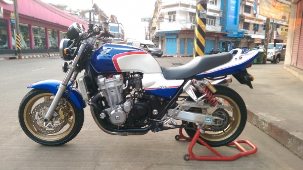 ขายคับ HONDA CB1300 ปี2002 เครื่องขาว สีสวย คอท่อแต่งไทเทเนียม แฮนด์แต่ง กันล้ม อินวอยส์ สรรพสามิตร ราคา 99500 บาท ส่งได้ทั่วไทยคับ สนใจติดต่อ 081-0578282 FACEBOOK ชาญณรงค์ ป๊อป ชัยอมฤต ไอดีไลน์ POPBIGBIKESAKON คับ สนใจรถสวย ถูก ดี ต้อง POP BIGBIKE SAKONN