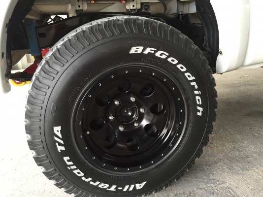 ขายล้อแม็กเลนโซ่พร้อมยางBF-265-75-16ปี14 สวยๆ