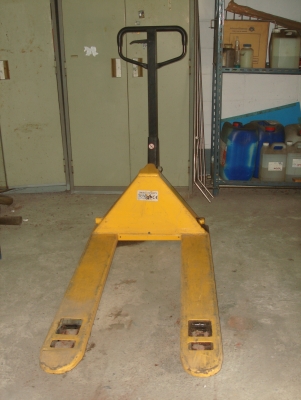 ****ขายแล้วอย่างรวดเร็ว มั่นใจในราคาและคุณภาพ *** สนใจรายการขายทั้งหมดด้านขวามือ google ช่องค้นหาสมาชิก ให้ใส่ " วรรณา ตั้ง " เมื่อขึ้นข้อมูลให้ คลิกที่ชื่อ : เลิกกิจการขายด่วน  รถลากพาเลทแบบใช้มือ Hand Pallet truck 2,500 กก. ขนาด  ก685 x ย1220