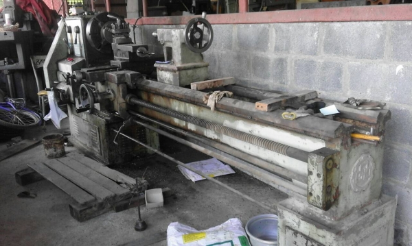 ขายกลึง10ฟุตสวิง950mmรูเพลา3นิ้ว2.  4เพลาราคาเบาๆครับ